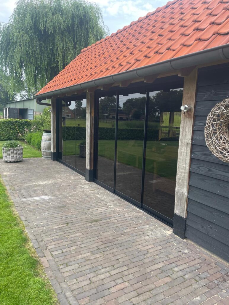 Hardglazen schuifwand brons