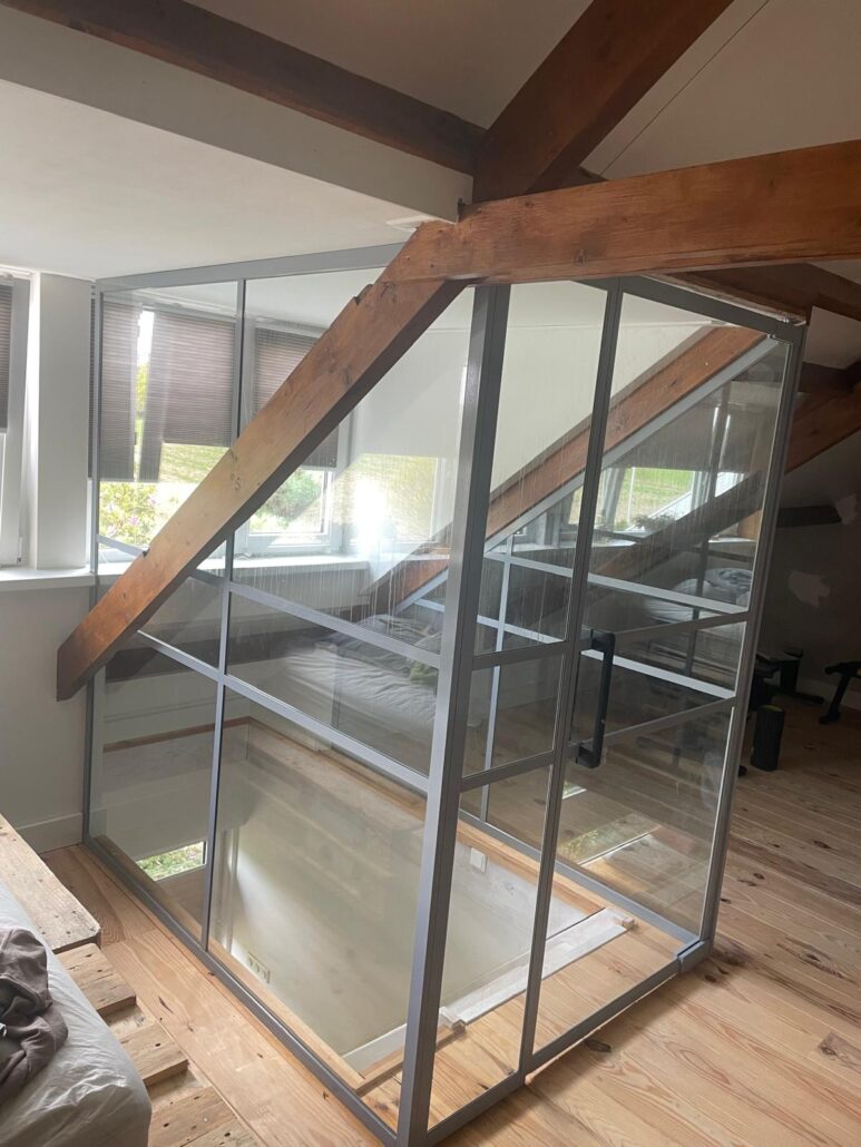 Maatwerk hardglasgelaagd glas met U profielen locatie Delden