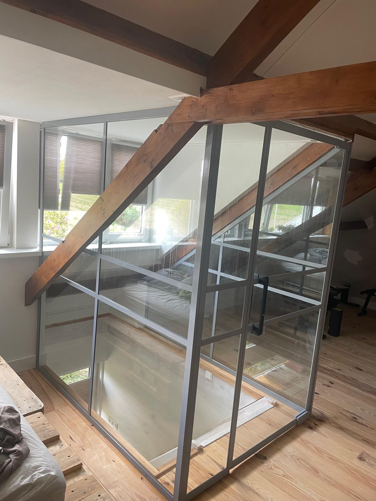 Maatwerk hardglasgelaagd glas met U profielen locatie Delden