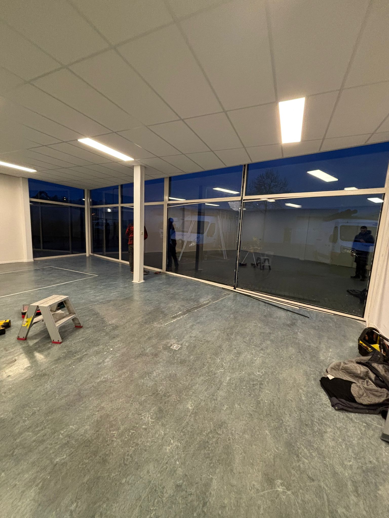 HR++ veiligheidsglas met zwart kader geplaatst bij bedrijfspand in Enschede