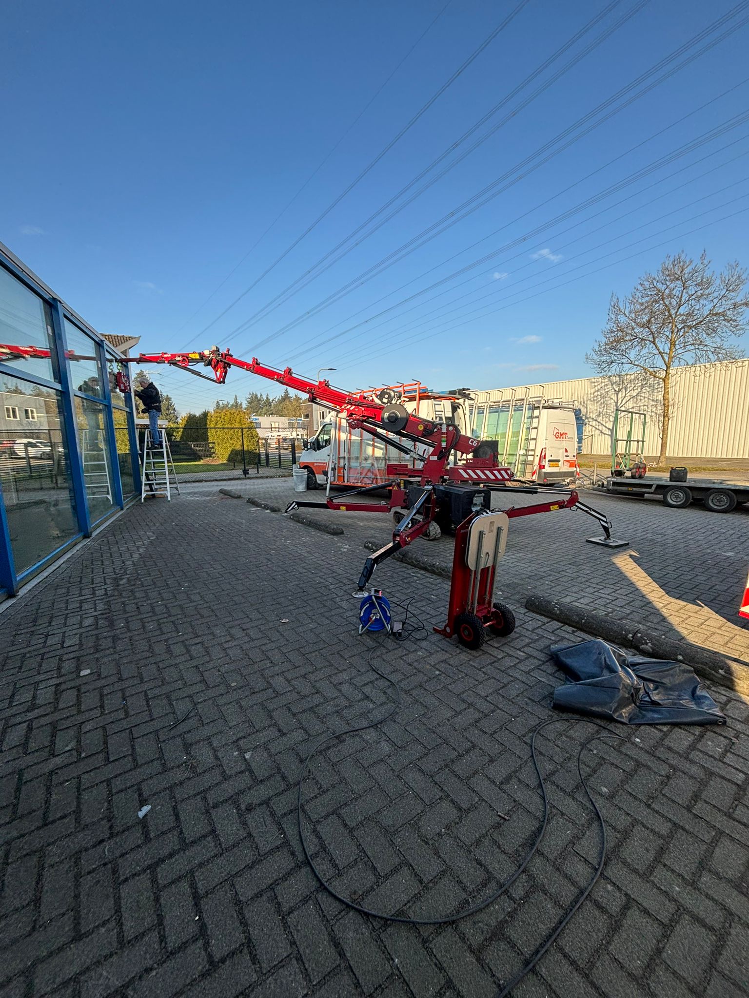 HR++ veiligheidsglas met zwart kader geplaatst bij bedrijfspand in Enschede