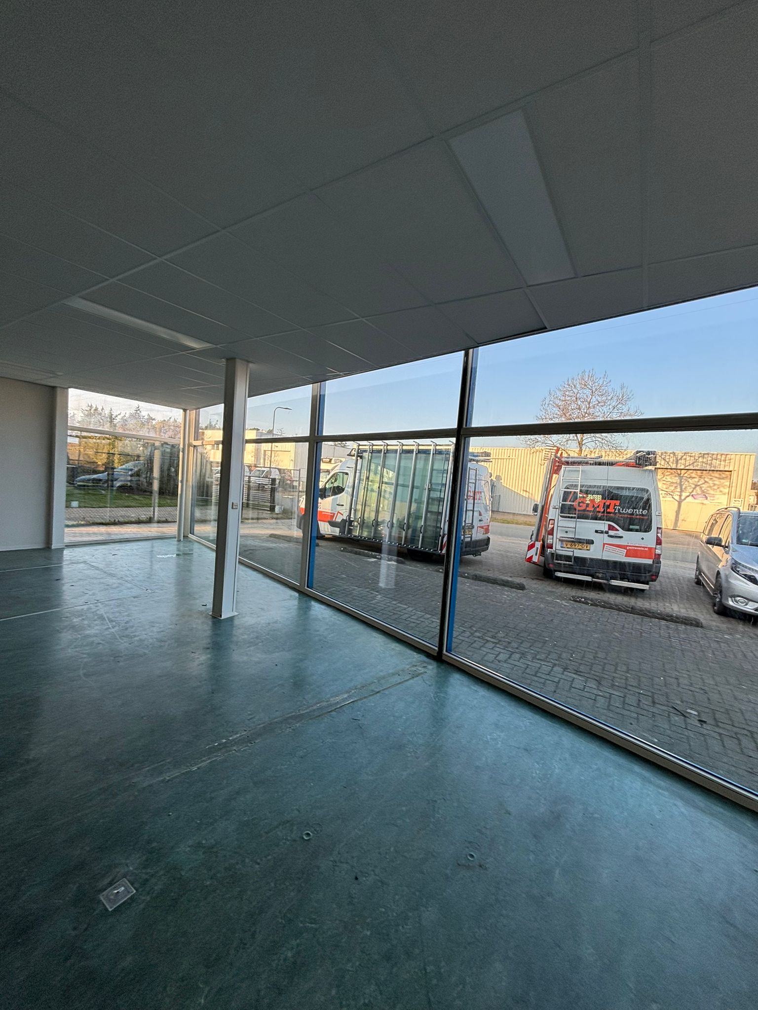 HR++ veiligheidsglas met zwart kader geplaatst bij bedrijfspand in Enschede