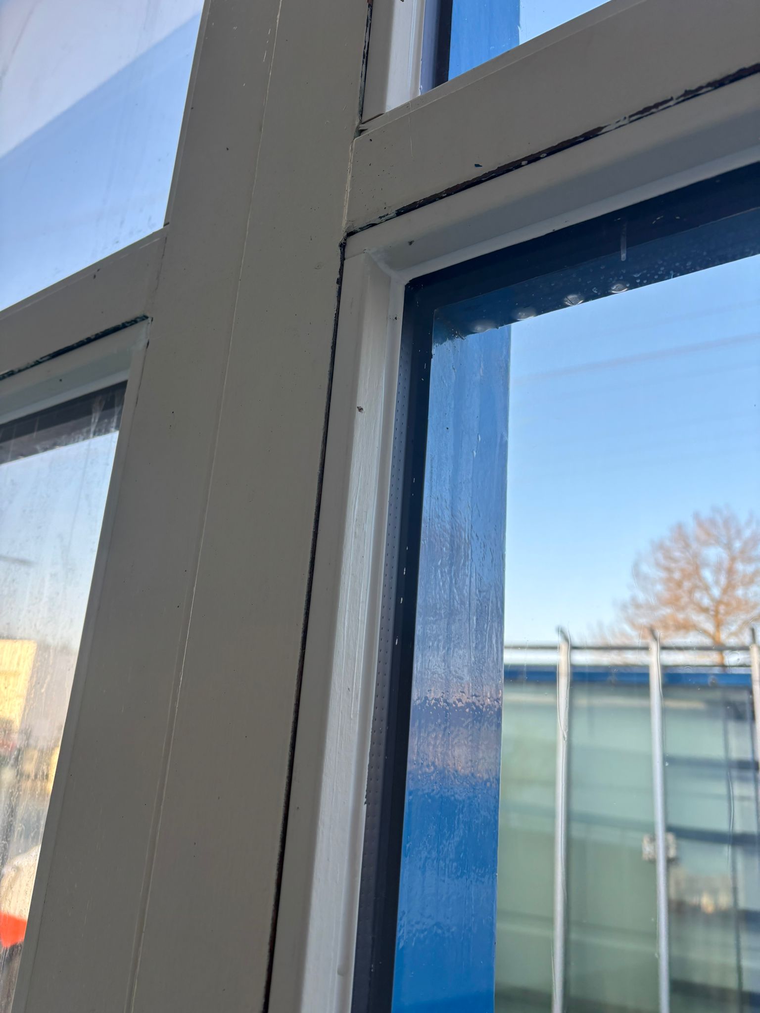 HR++ veiligheidsglas met zwart kader geplaatst bij bedrijfspand in Enschede