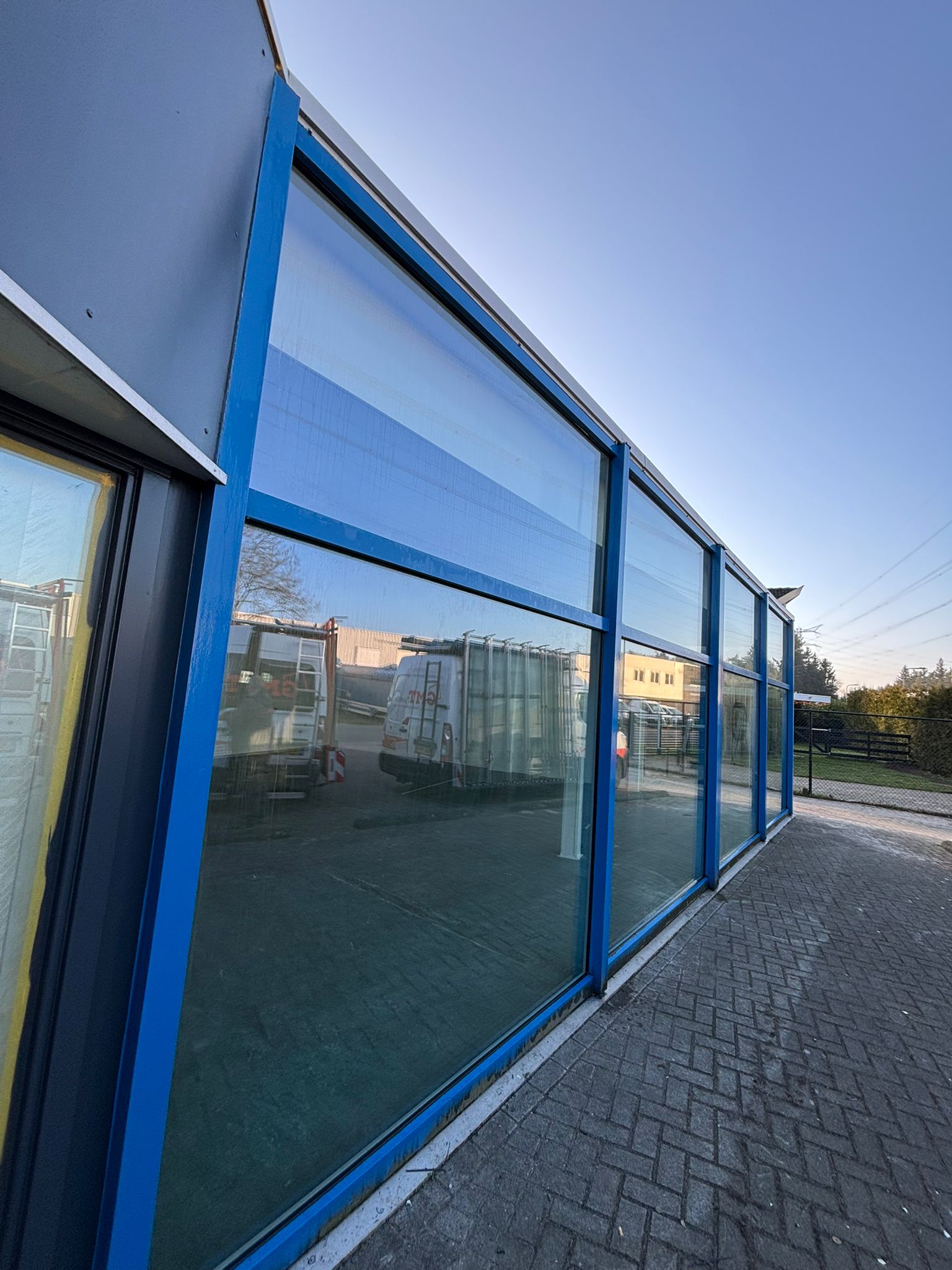 HR++ veiligheidsglas met zwart kader geplaatst bij bedrijfspand in Enschede