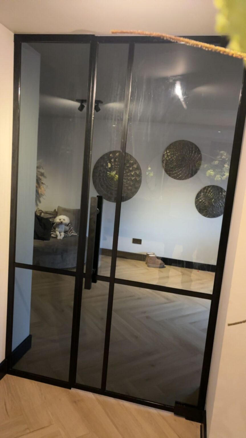 Taatsdeur met zijlicht en douche geplaatst