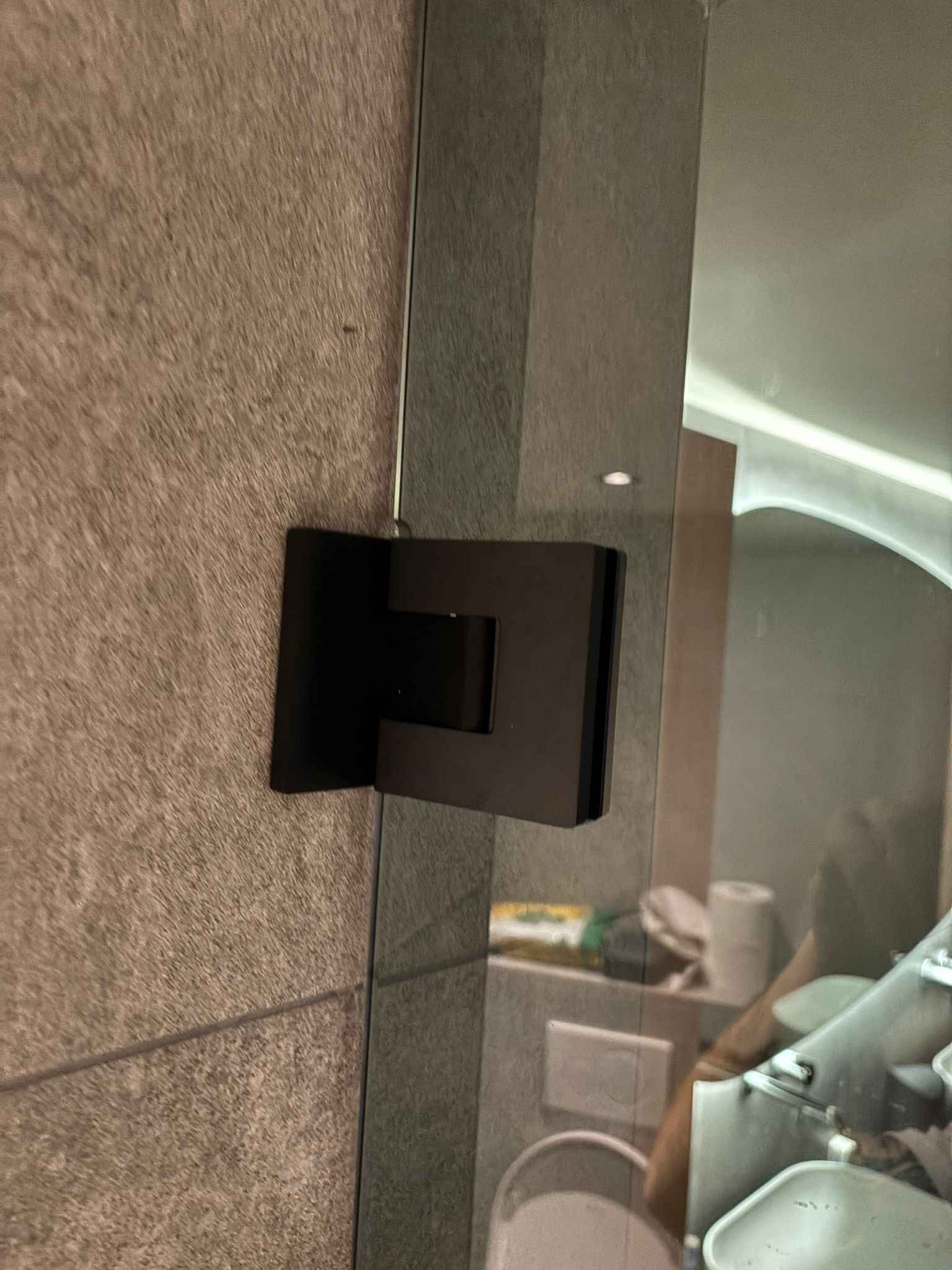 Taatsdeur met zijlicht en douche geplaatst