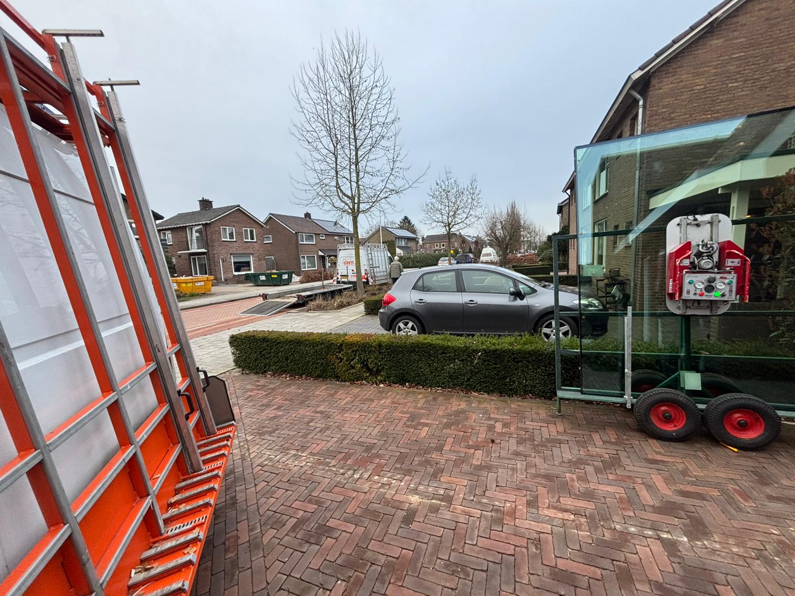 Twee grote ruiten geplaatst in Goor