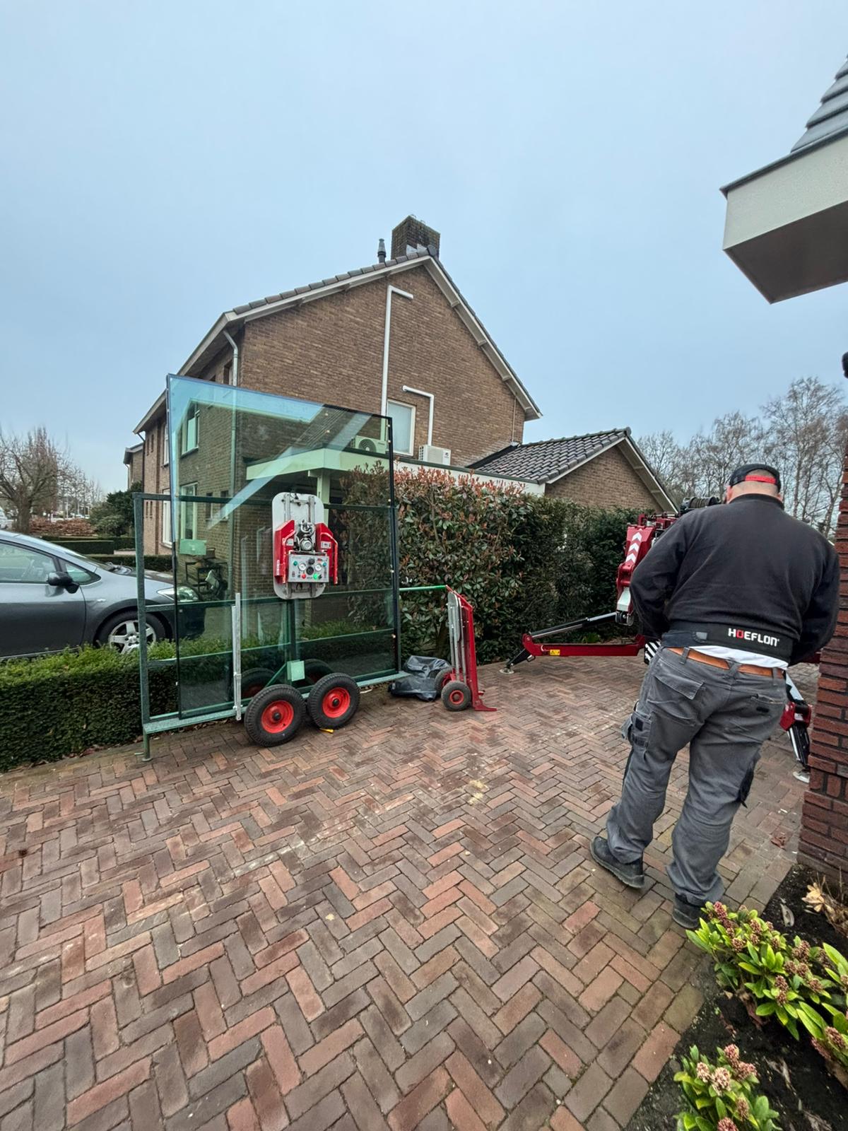 Twee grote ruiten geplaatst in Goor