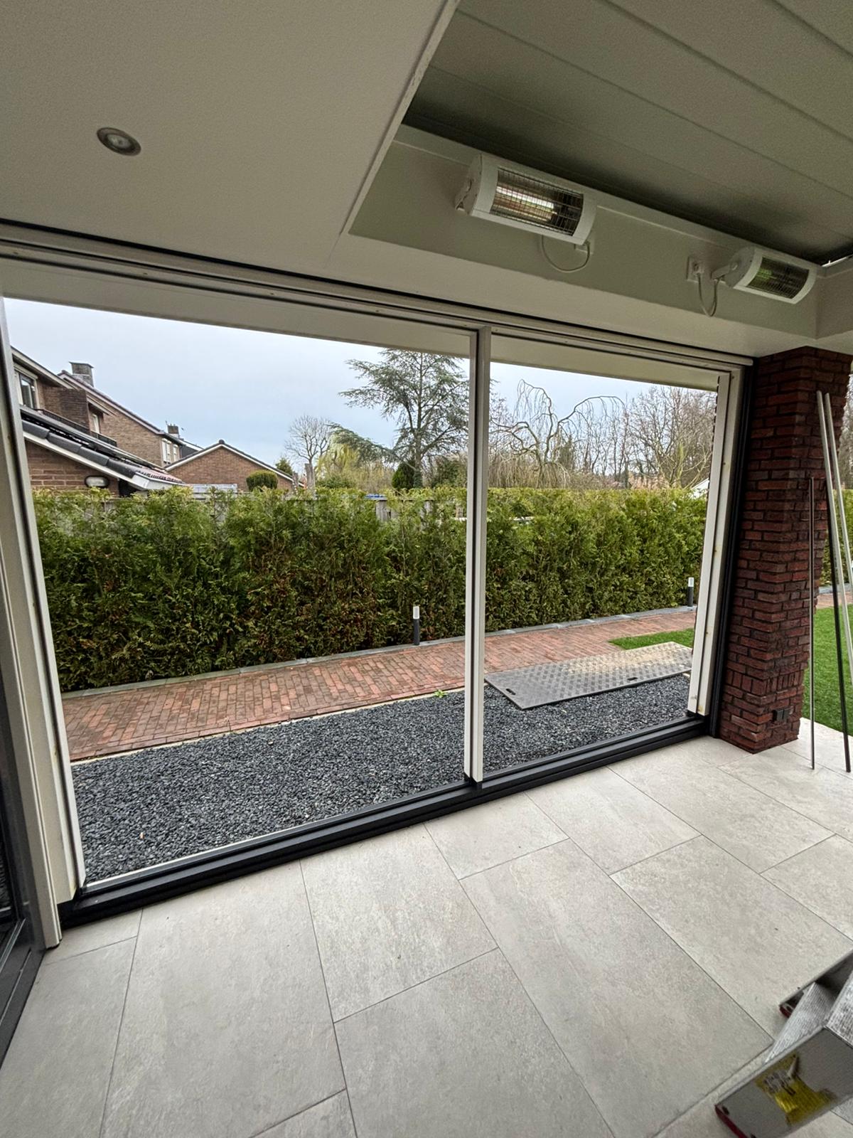 Twee grote ruiten geplaatst in Goor