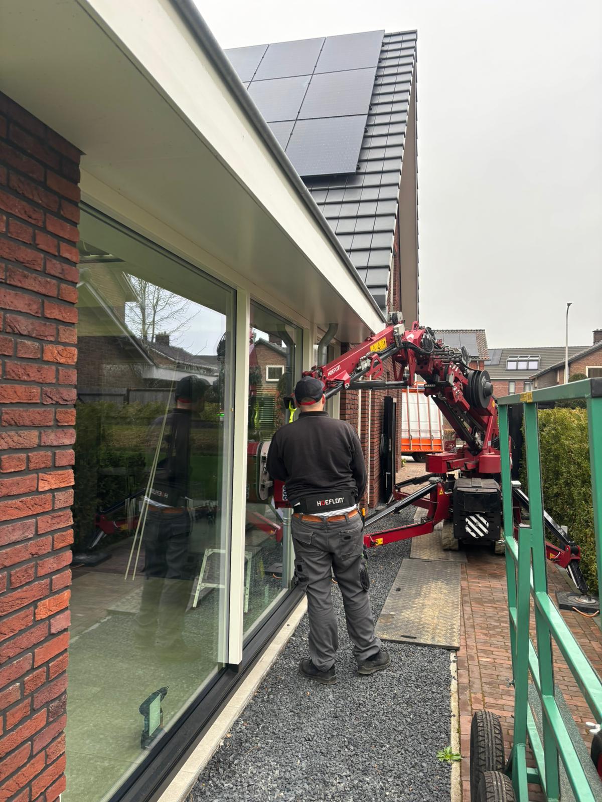 Twee grote ruiten geplaatst in Goor