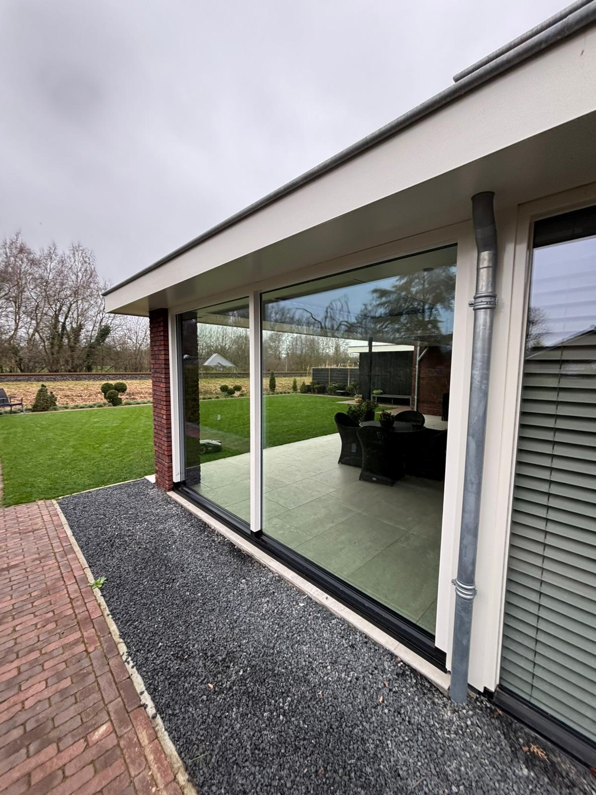 Twee grote ruiten geplaatst in Goor