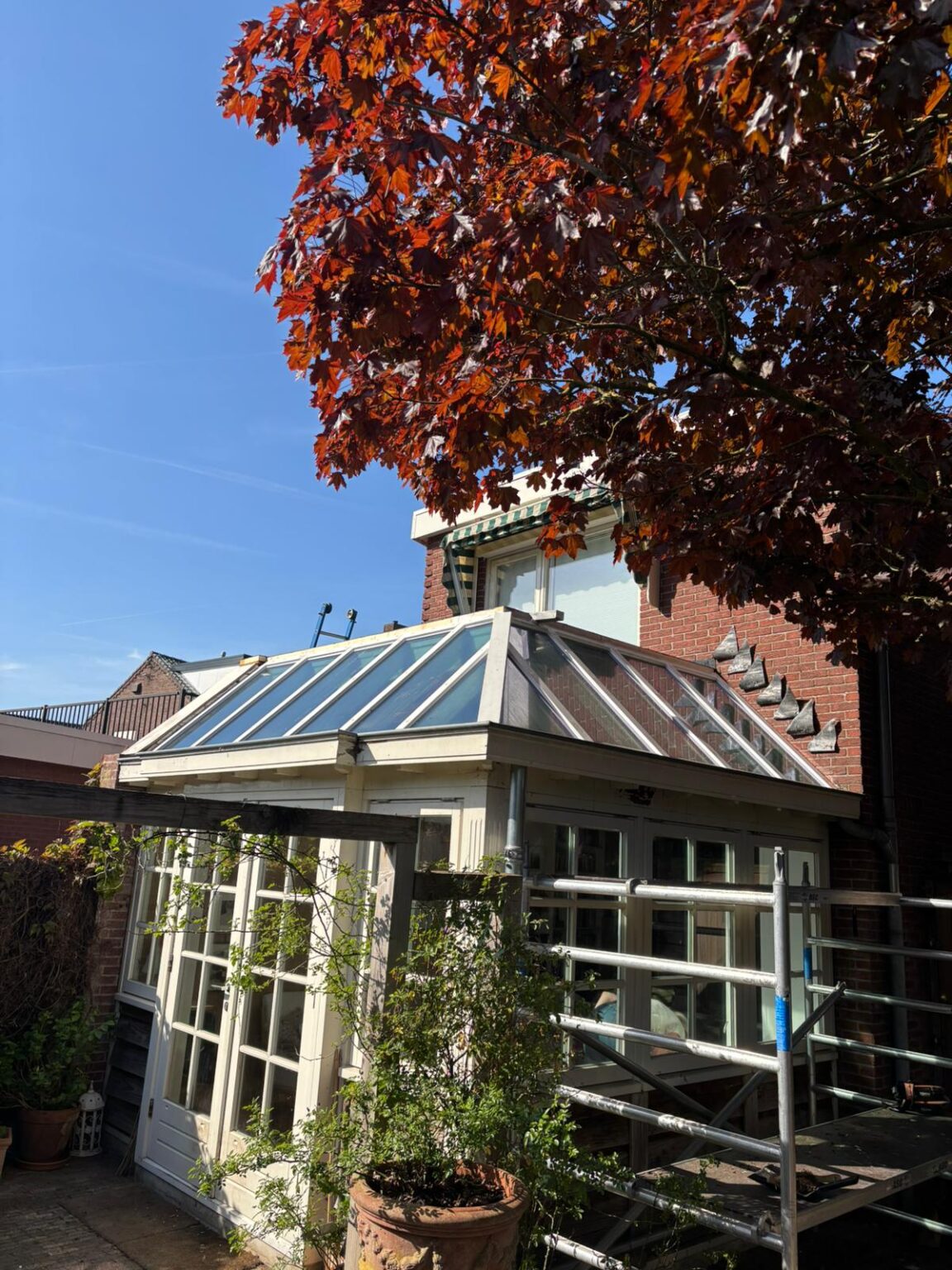 Houten serre voorzien van zonwerend dakglas in Goor