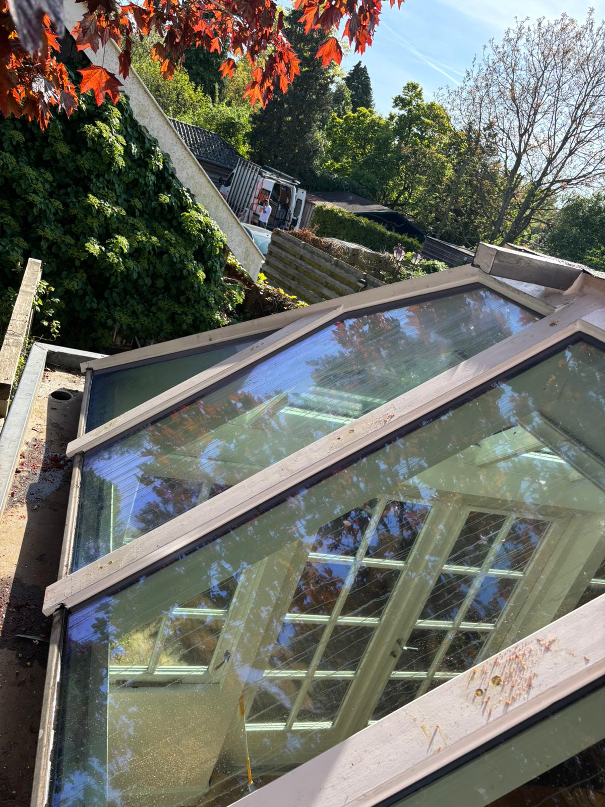 Houten serre voorzien van zonwerend dakglas in Goor