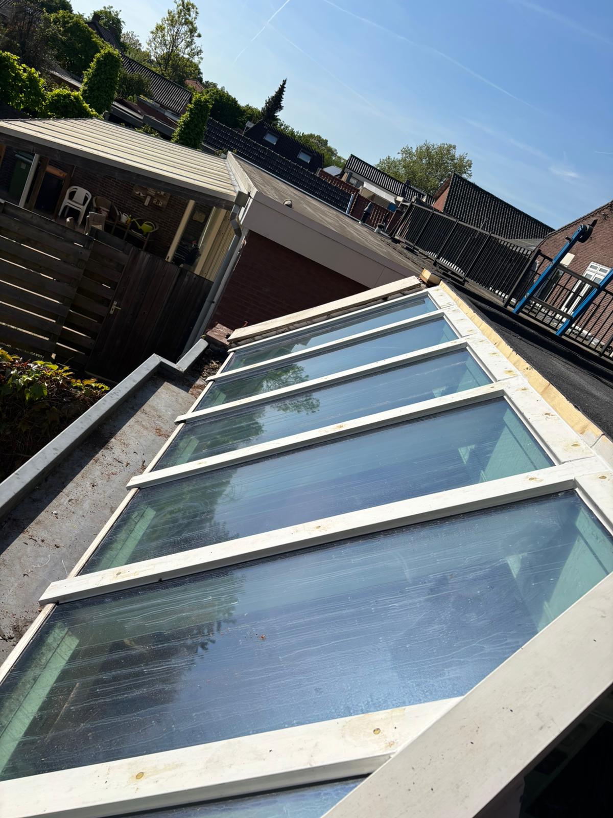 Houten serre voorzien van zonwerend dakglas in Goor
