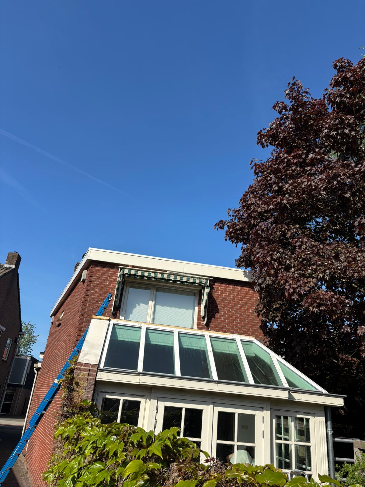 Houten serre voorzien van zonwerend dakglas in Goor