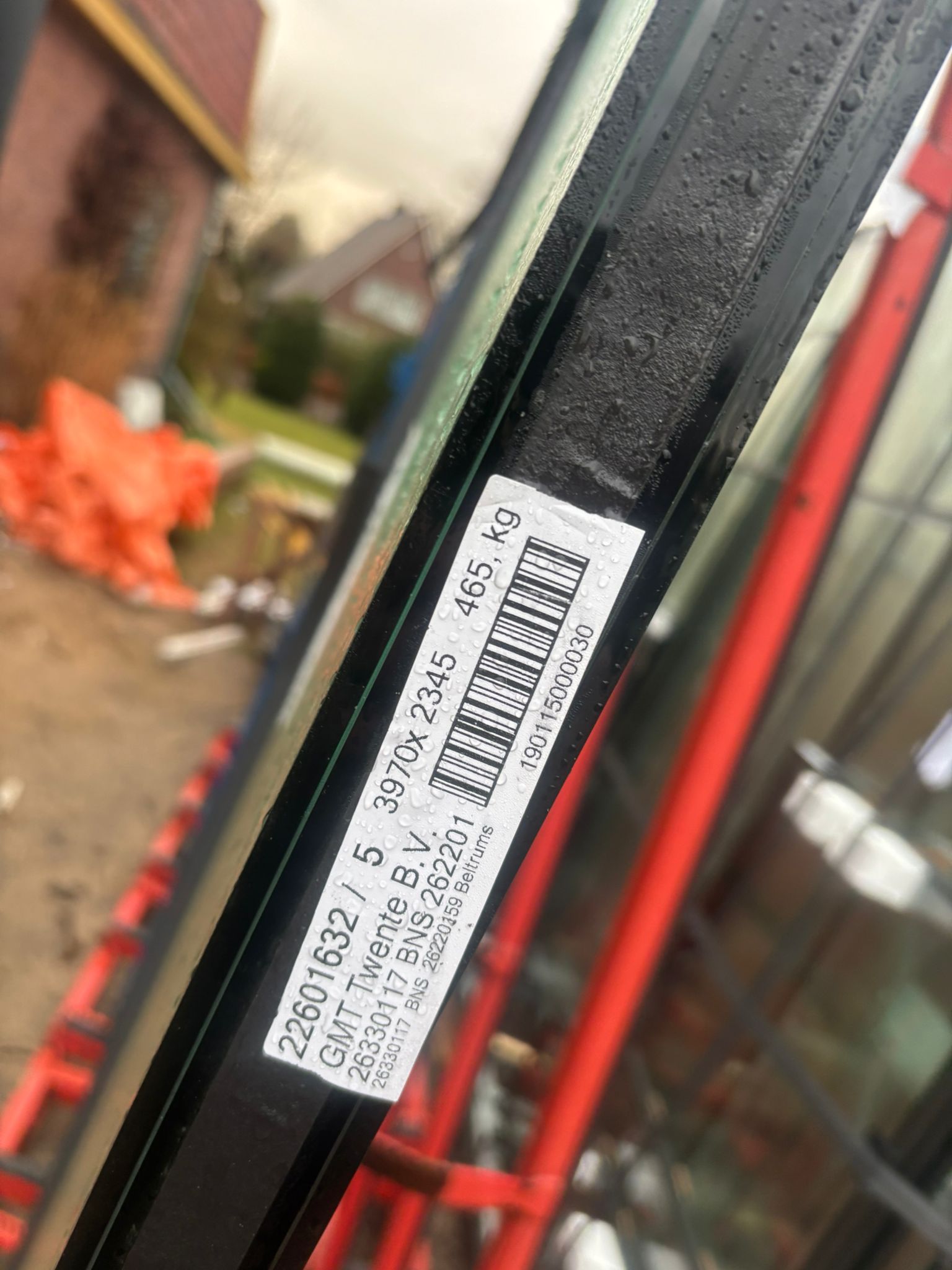 Zware ruit geplaatst bij aanbouw in Eibergen