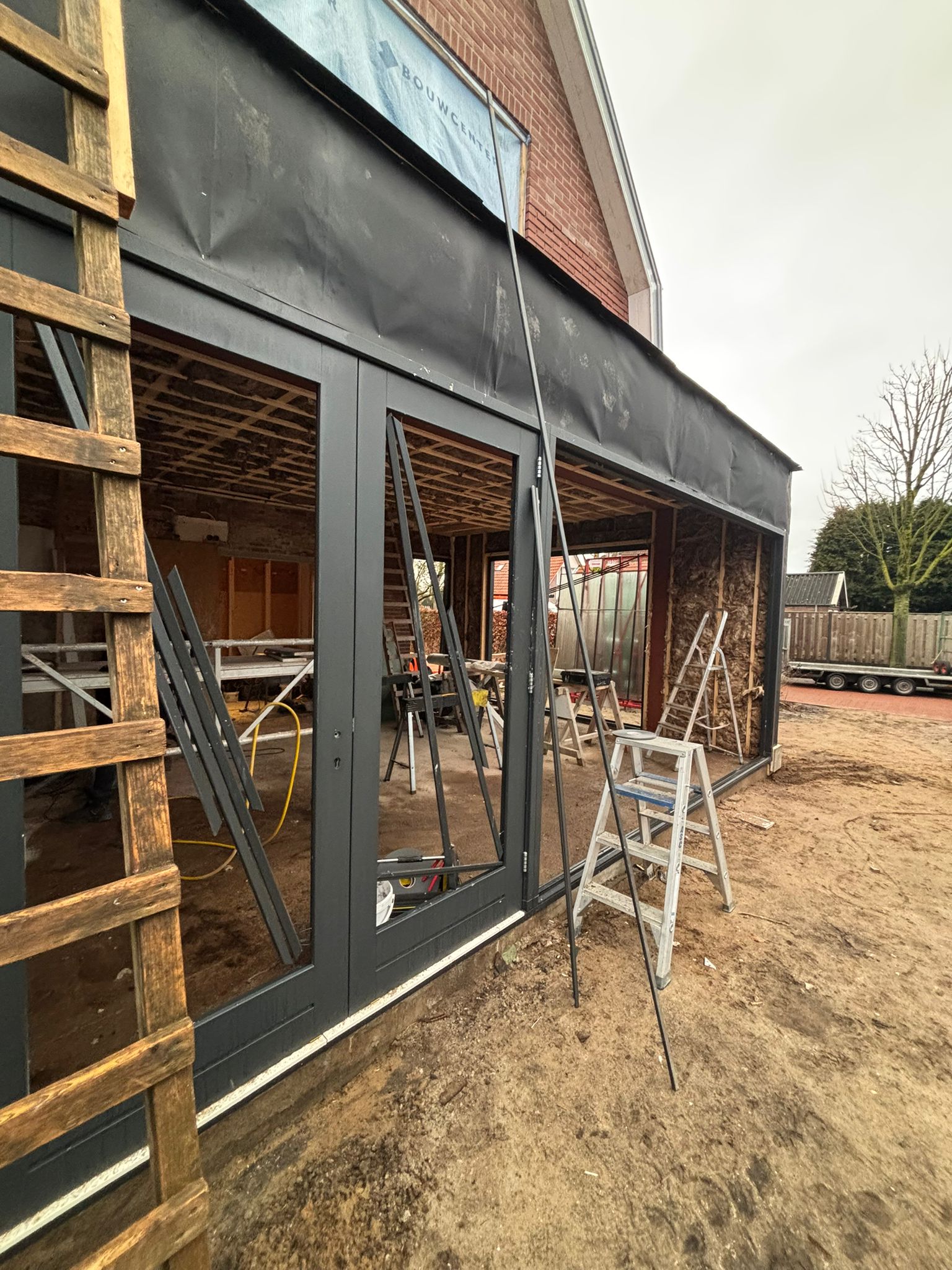 Zware ruit geplaatst bij aanbouw in Eibergen