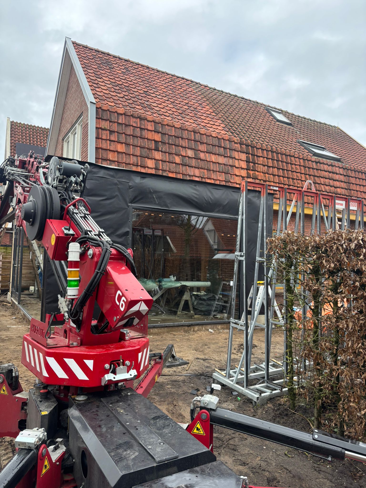 Zware ruit geplaatst bij aanbouw in Eibergen